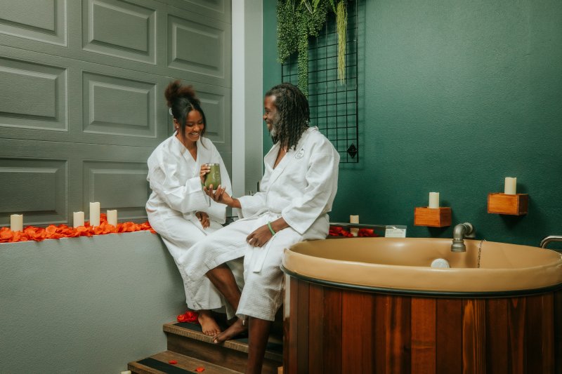 couple having Denver date night at Oakwell Beer Spa