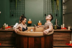 couple enjoying Oakwell Beer Spa's hydrotherapy tub