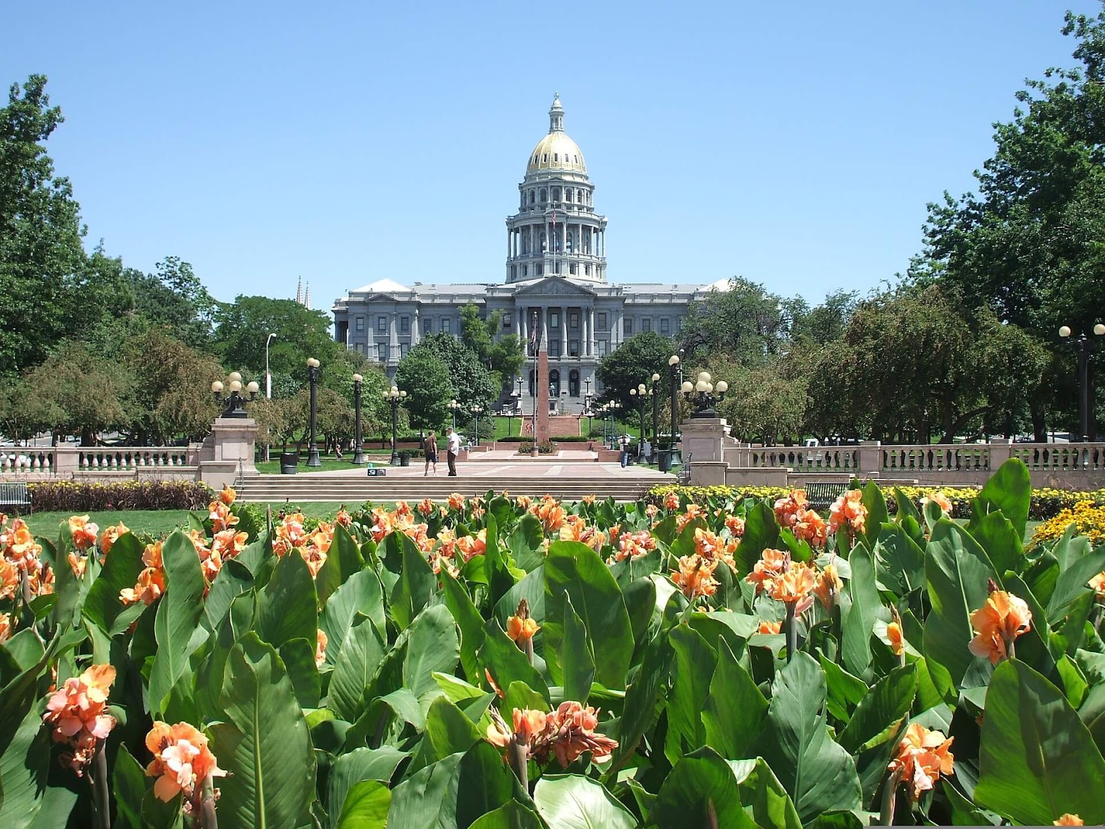 the front of the Colorado State Capitol building